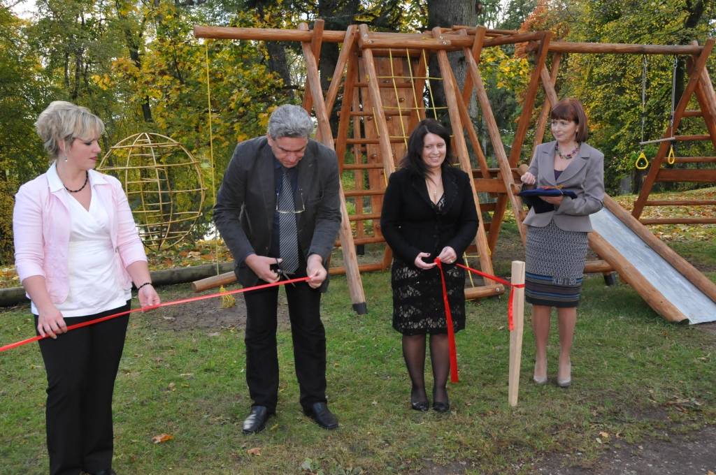 FOTO: Aizputes novada uzņēmēji ziedo skolai 