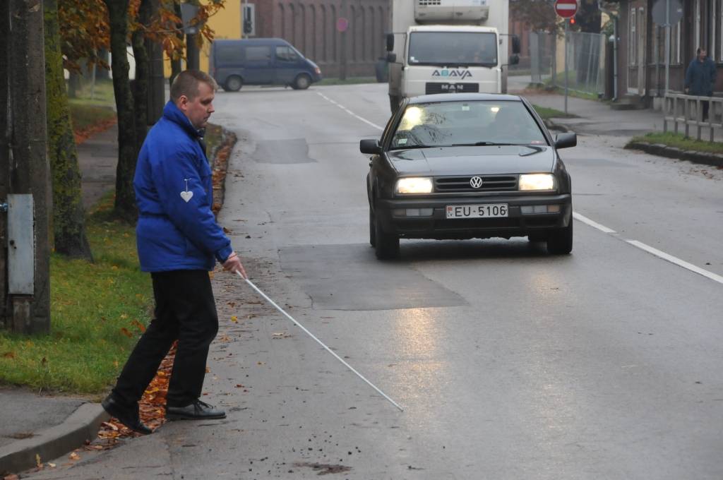 FOTO: Baltā spieķa dienas akcija rada stresu autovadītājiem Ganību un Zirņu ielā