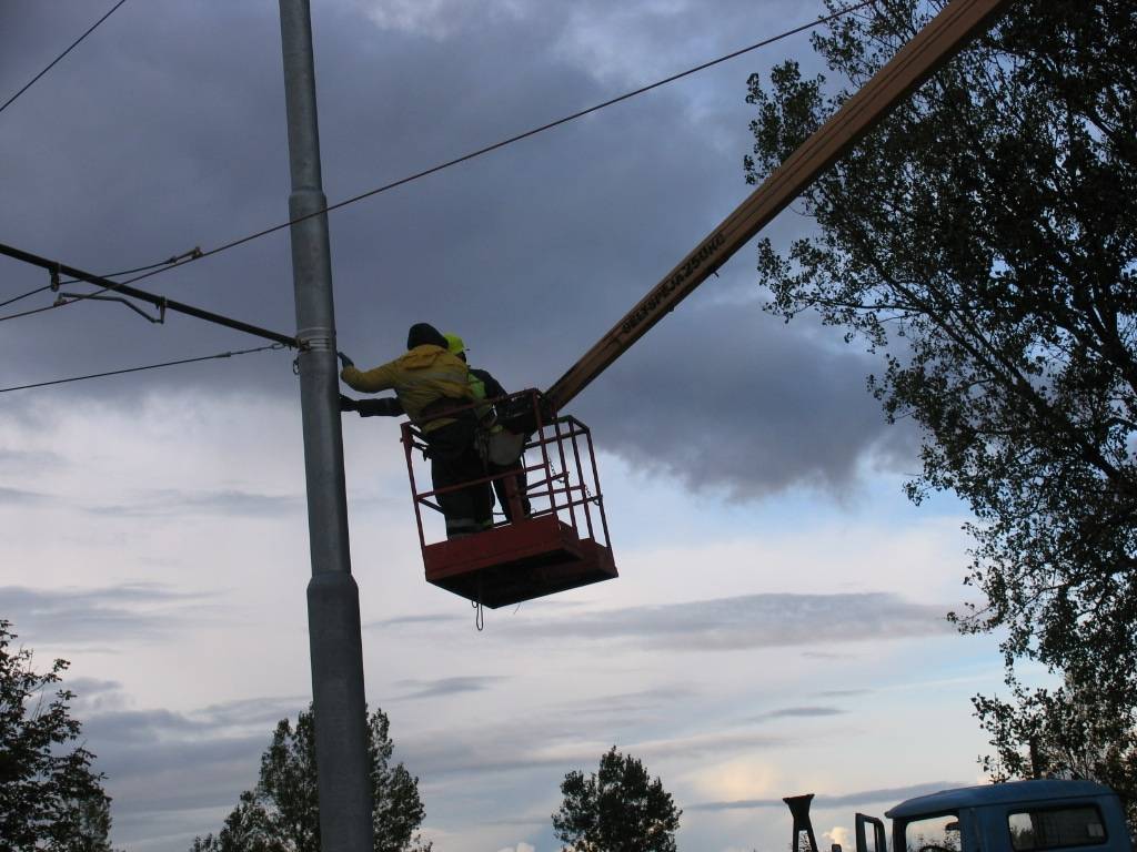 Tramvaja līnijas projektā veic kontakttīklu montāžu