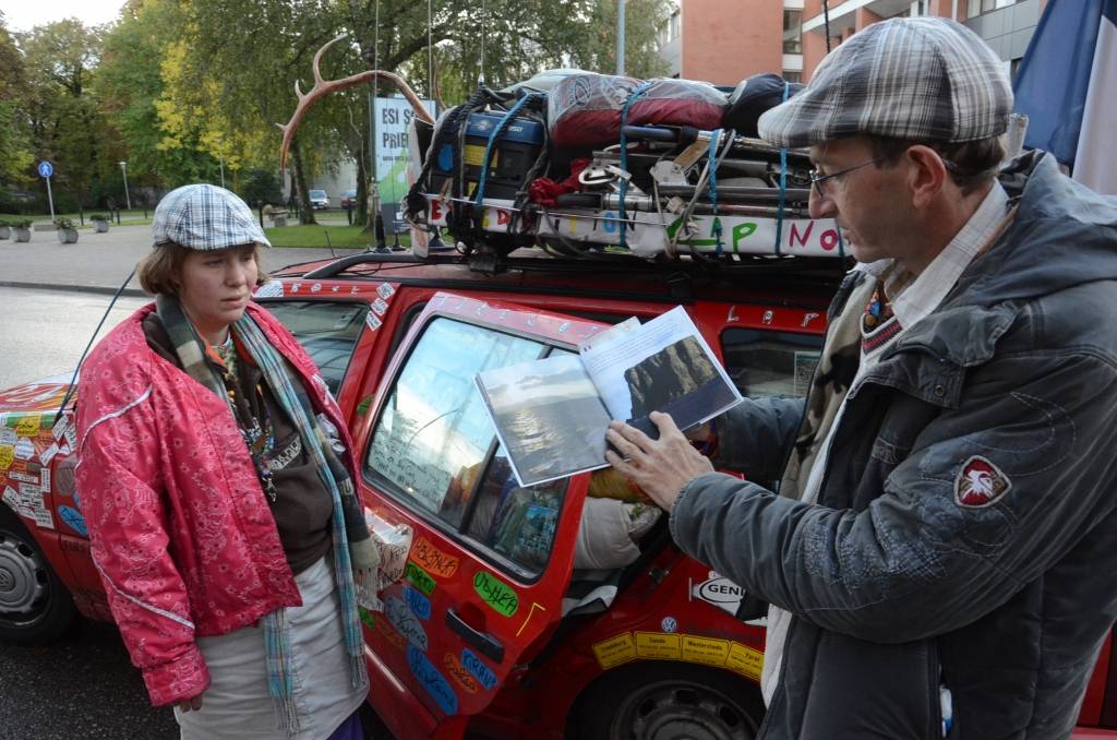 FOTO: Francijas tūristu auto piesaista garāmgājēju uzmanību