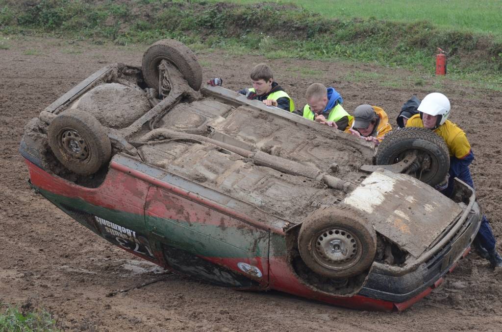 FOTO: Vecpilī lielos dubļos pieliek punktu folkreisa Vasaras kausam