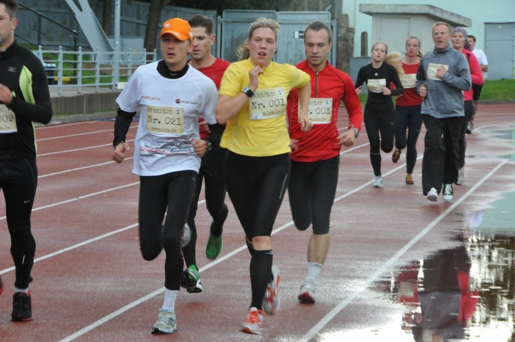 FOTO: Irīna Štūla-Pankoka un Jegors Šoņa uzvar skrējienā "Liepājas stunda"