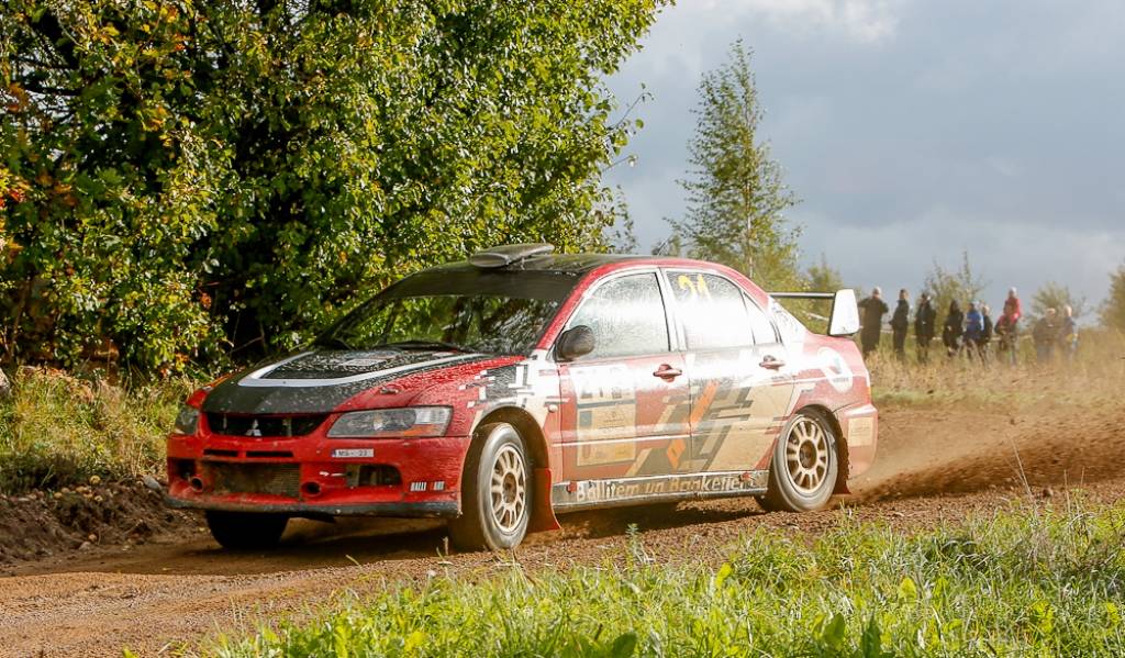 Aizraujošā cīņā noskaidroti rallijsprinta Latvijas čempioni