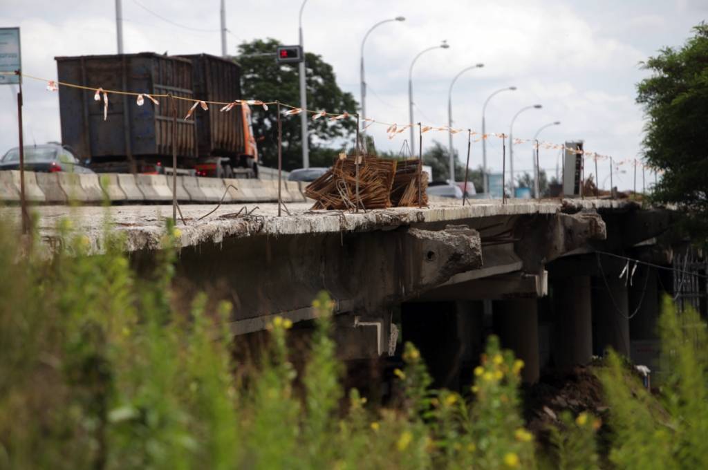 Kārļa Ulmaņa gatves pārvadā pabeigti demontāžas darbi un uzsākta betonēšana