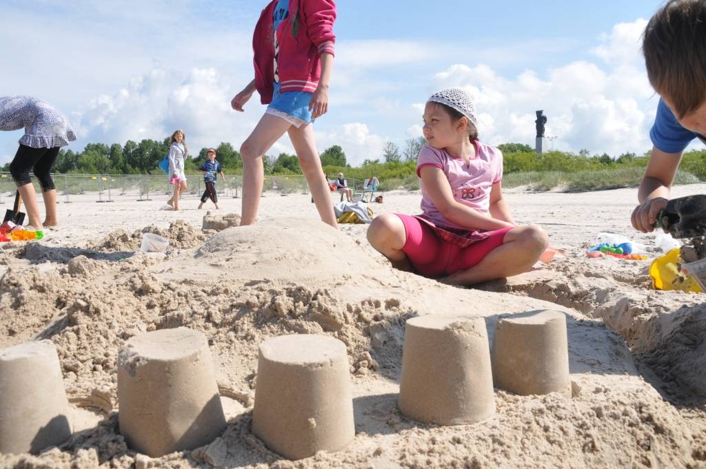 FOTO: Veido smilšu skulptūras