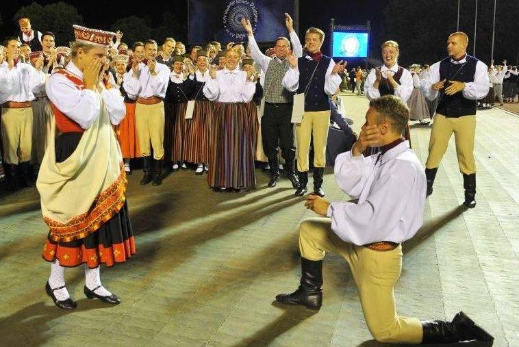 Deju svētku lieluzveduma laikā liepājnieks lūdz mīļotās roku