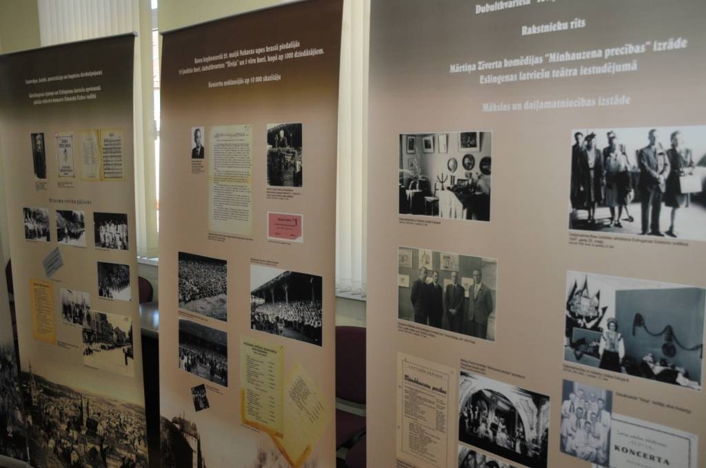 FOTO: Skatāma ceļojošā izstāde "Latviešu Dziesmu svētki Eslingenā"