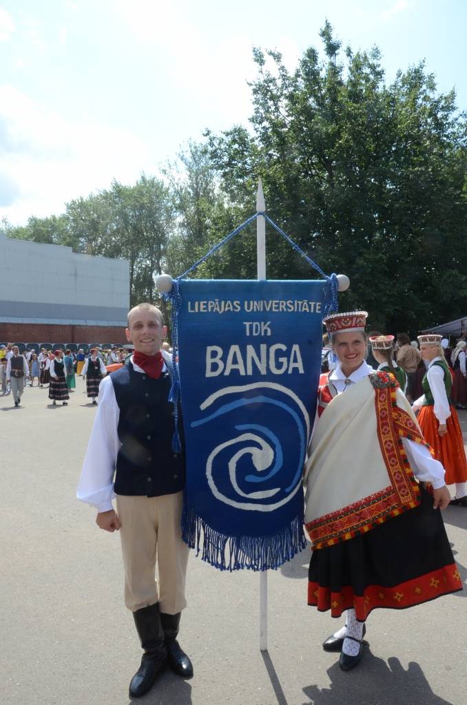 FOTO: XV Deju svētku lieluzvedumā "Tēvu laipas" izdejo latvju rakstus un zīmes