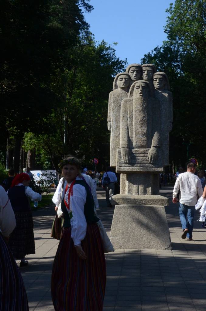 FOTO: Mežparka estrādē dziedātāji atpūšas un izdzied XXV Vispārējo latviešu Dziesmu svētku koncertu "Līgo"