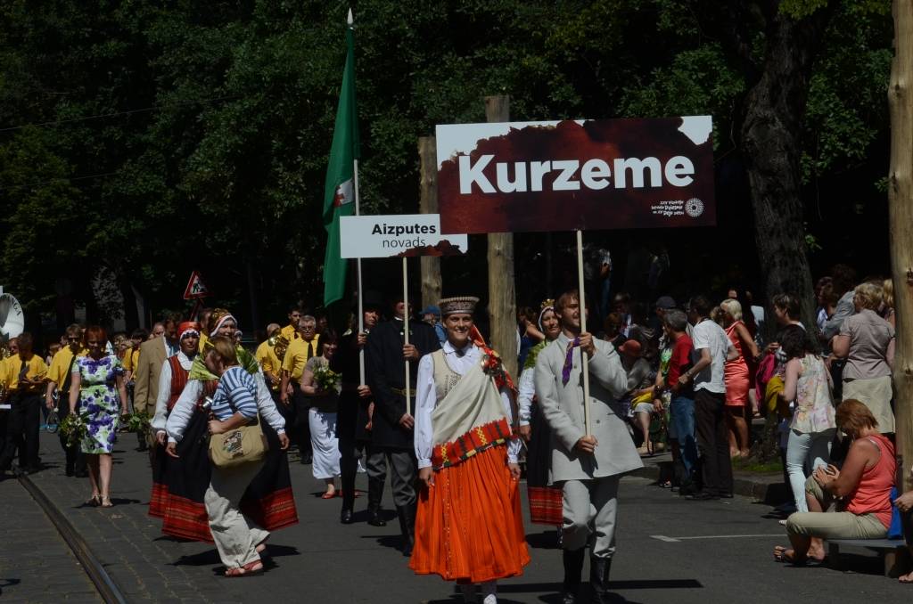 FOTO: Aizputes novada kolektīvi XXV Vispārējo latviešu Dziesmu un XV Deju svētku gājienā