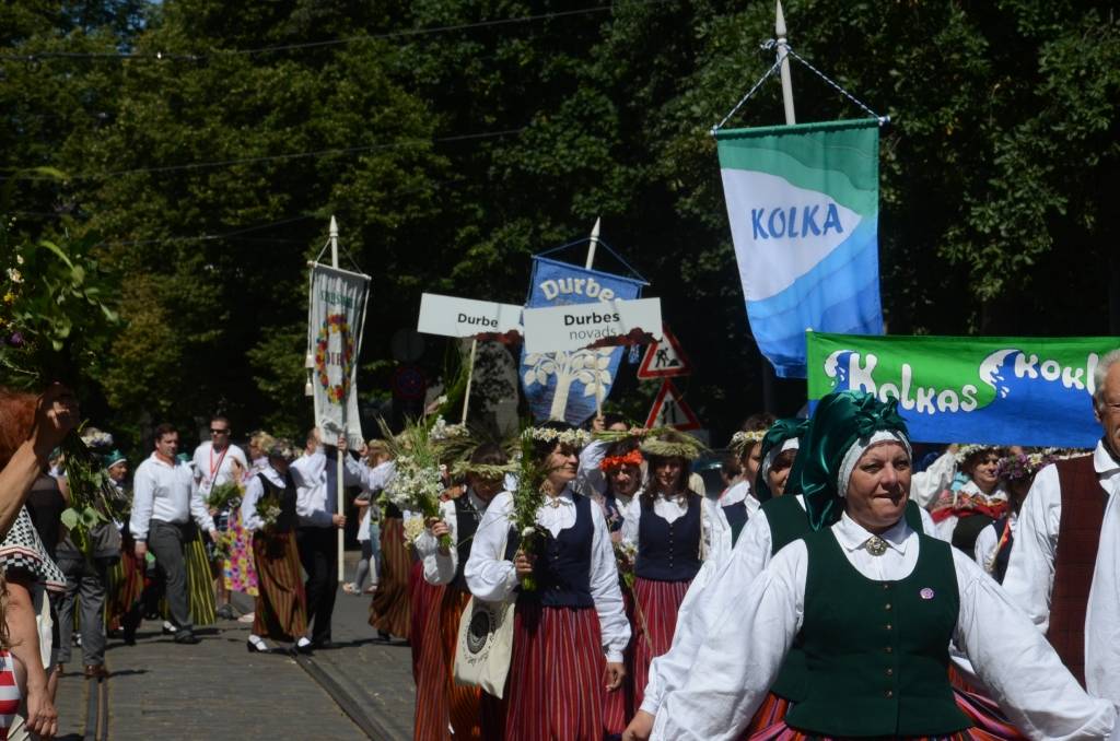 FOTO: Durbes novada kolektīvi XXV Vispārējo latviešu Dziesmu un XV Deju svētku gājienā