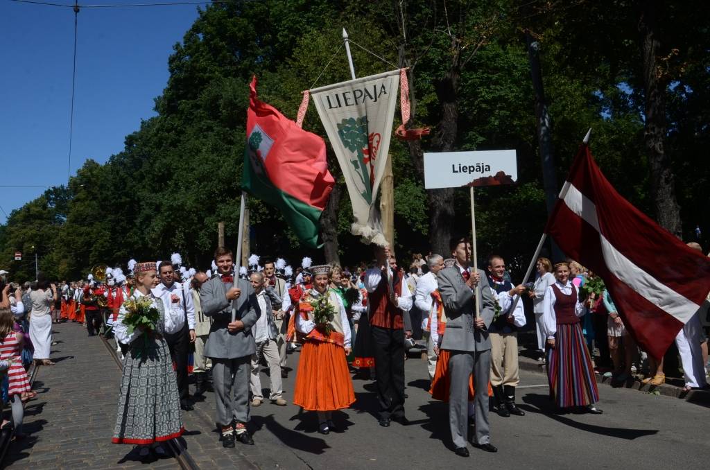 FOTO: Liepājas kolektīvi XXV Vispārējo latviešu Dziesmu un XV Deju svētku gājienā