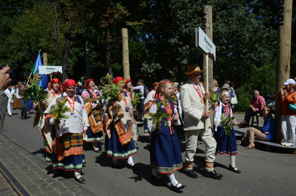 FOTO: Rucavas novadu XXV Vispārējo latviešu Dziesmu un XV Deju svētku gājienā pārstāv Etnogrāfiskais ansamblis