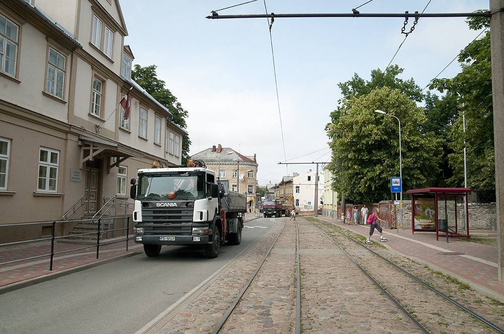 FOTO: Slēgta satiksme Peldu un K.Valdemāra ielu krustojumā