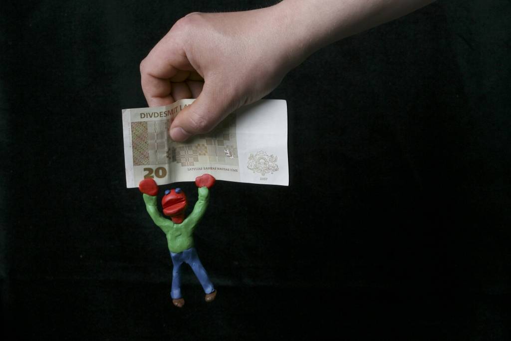 Pēdējā gada laikā Latvijā kukuļus devuši 19% iedzīvotāju