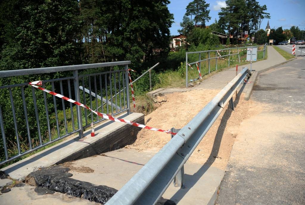 Galerija: Lietus nodarītie postījumi tiltam pār Baltezera kanālu
