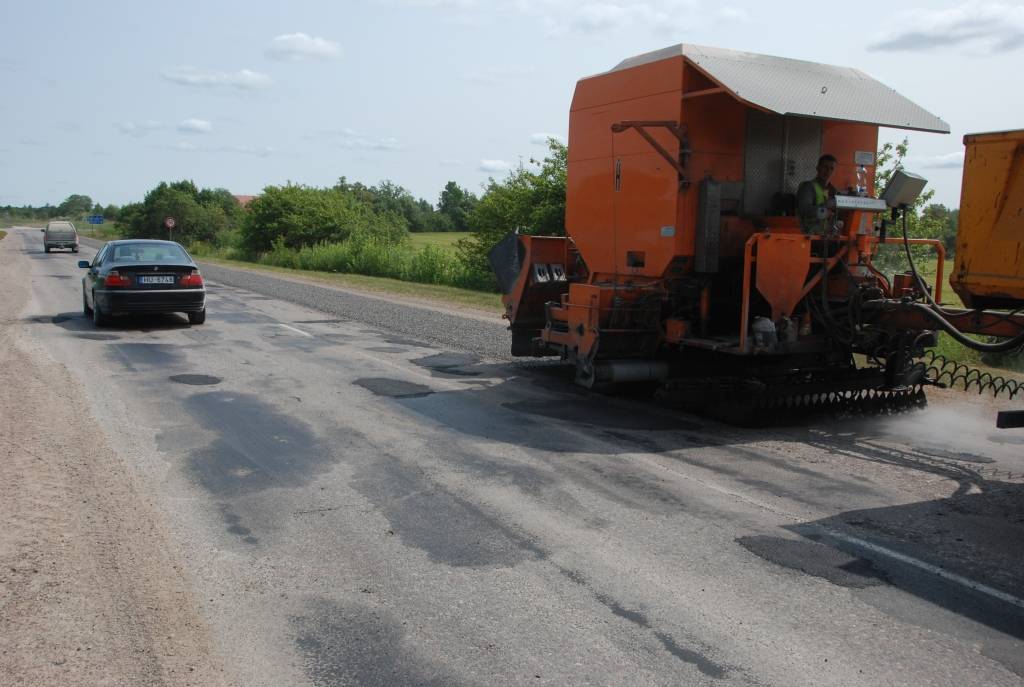 Saglābj 16 kilometrus Priekules šosejas nākamajiem dažiem gadiem