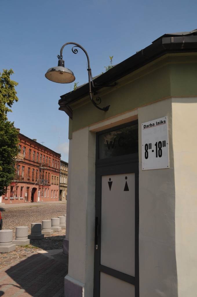 FOTO: Pašvaldība atzīst, ka Jaunliepājas attīstība atkarīga no uzņēmēju intereses par rajonu; iedzīvotāji norāda uz nomaļo ielu kritisko stāvokli