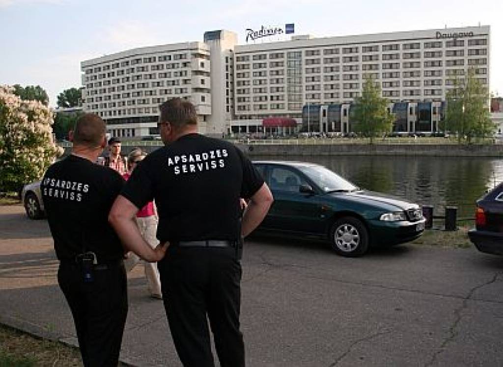 Apsardzes darbiniekiem nāksies gādāt jaunus formas tērpus
