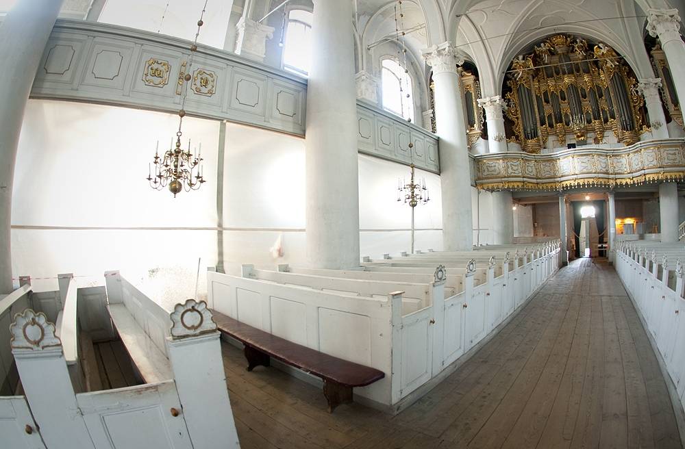 FOTO: Notiek vērienīgi Liepājas Svētās Trīsvienības katedrāles atjaunošanas darbi