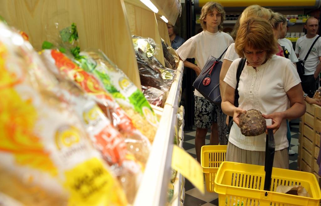 Ar memoranda parakstīšanu apņemas necelt cenas, ieviešot eiro
