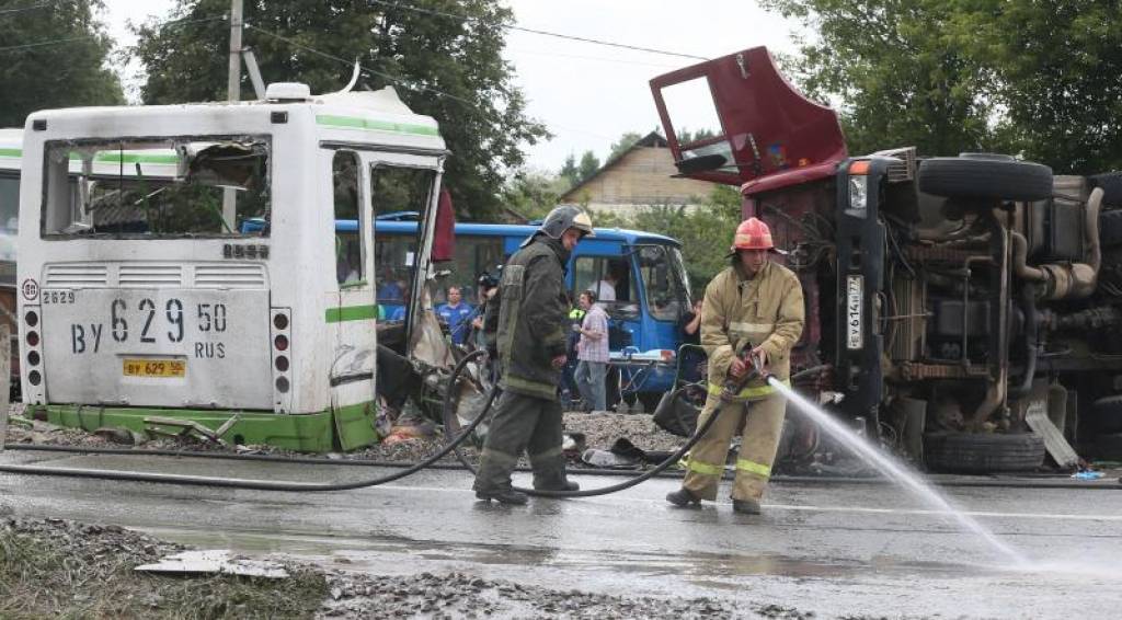 Šausminoša kravas auto un autobusa avārija Krievijā; bojā gājuši vismaz 18 cilvēki