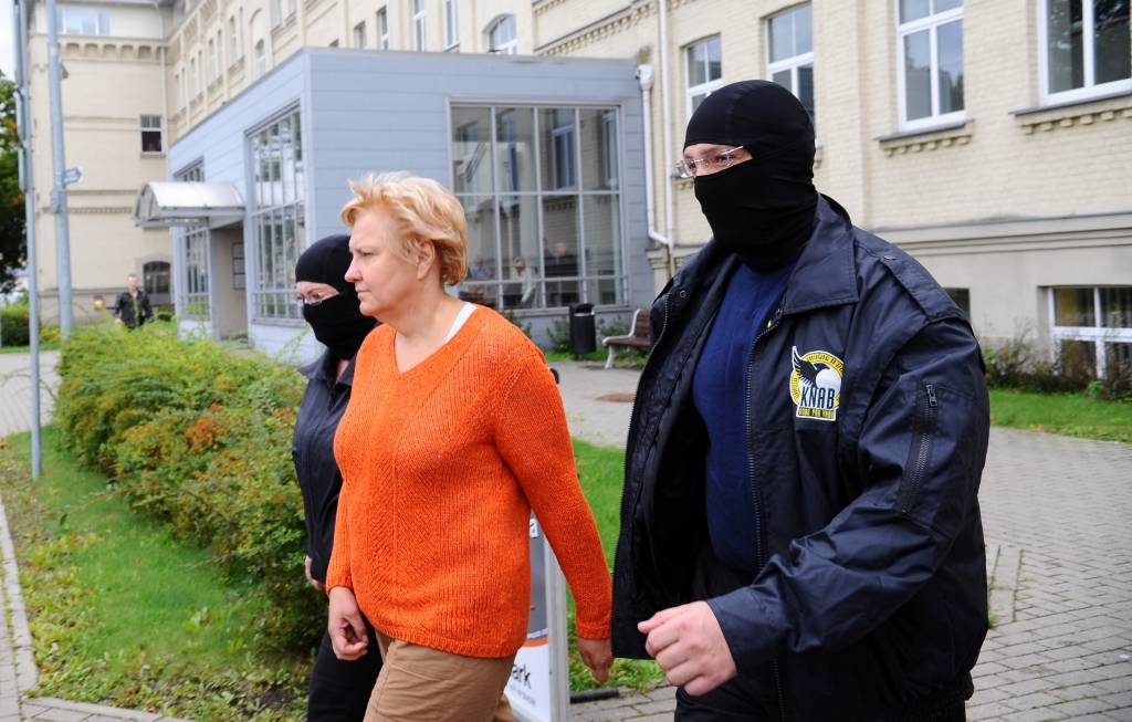 Kukuļņemšanā apsūdzēto Āriju Stabiņu joprojām meklē tikai Latvijā