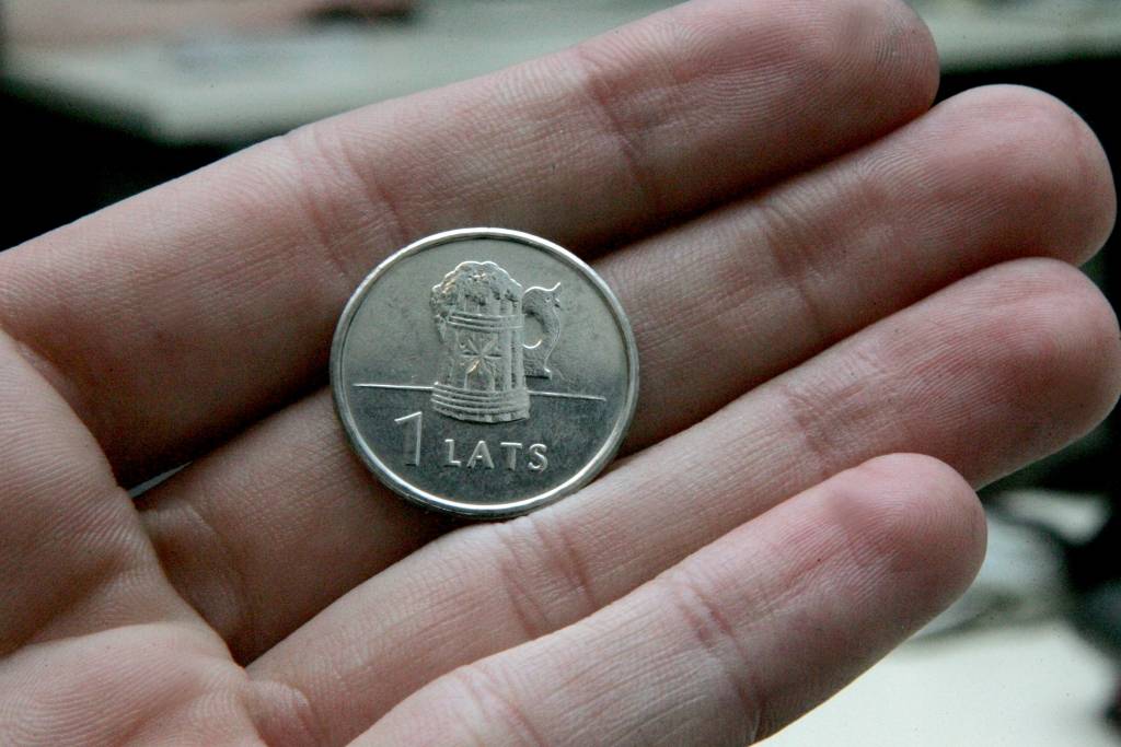 No apgrozības izņemtās lata monētas iznīcinās Šveices uzņēmumu apvienība