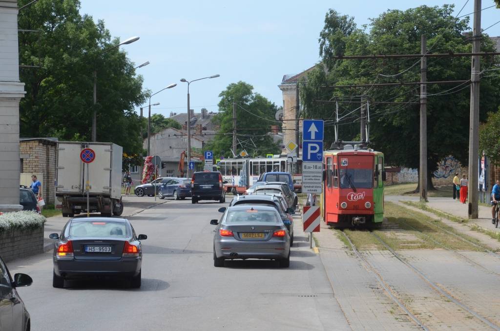 Pārrautu vadu dēļ Liepājā apstājusies tramvaja kustība; tramvaja abonementa biļetes derīgas autobusos