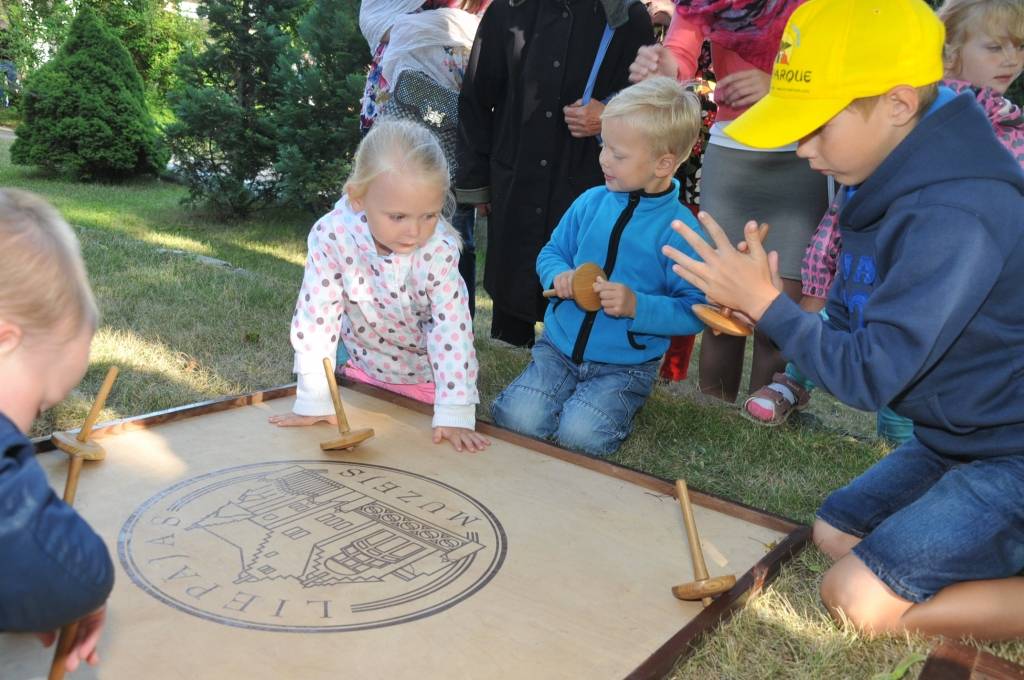FOTO: Muzejā aizvada dārza svētkus