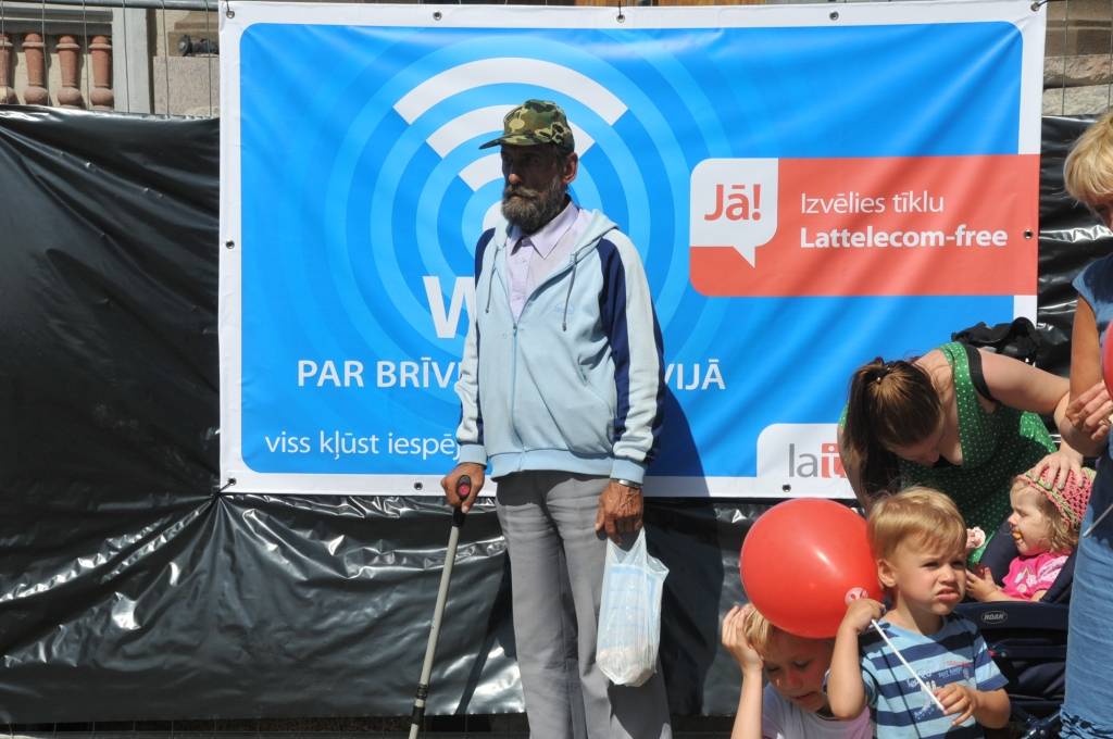 FOTO: Liepājā atklāj bezmaksas WiFi teritoriju