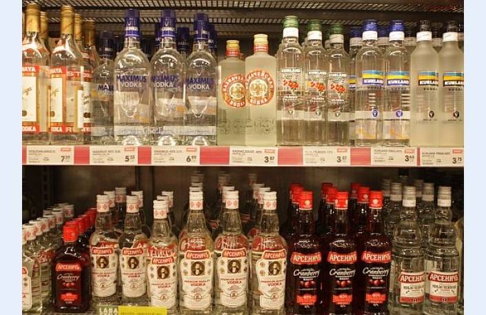 Jaunieši veikalā nozog degvīnu