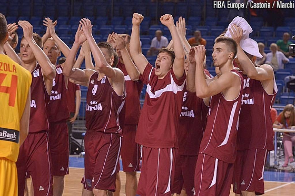 Latvija uzvar Melnkalni un iekļūst U-20 EČ basketbolā vīriešiem pusfinālā, tiksies ar Spāniju