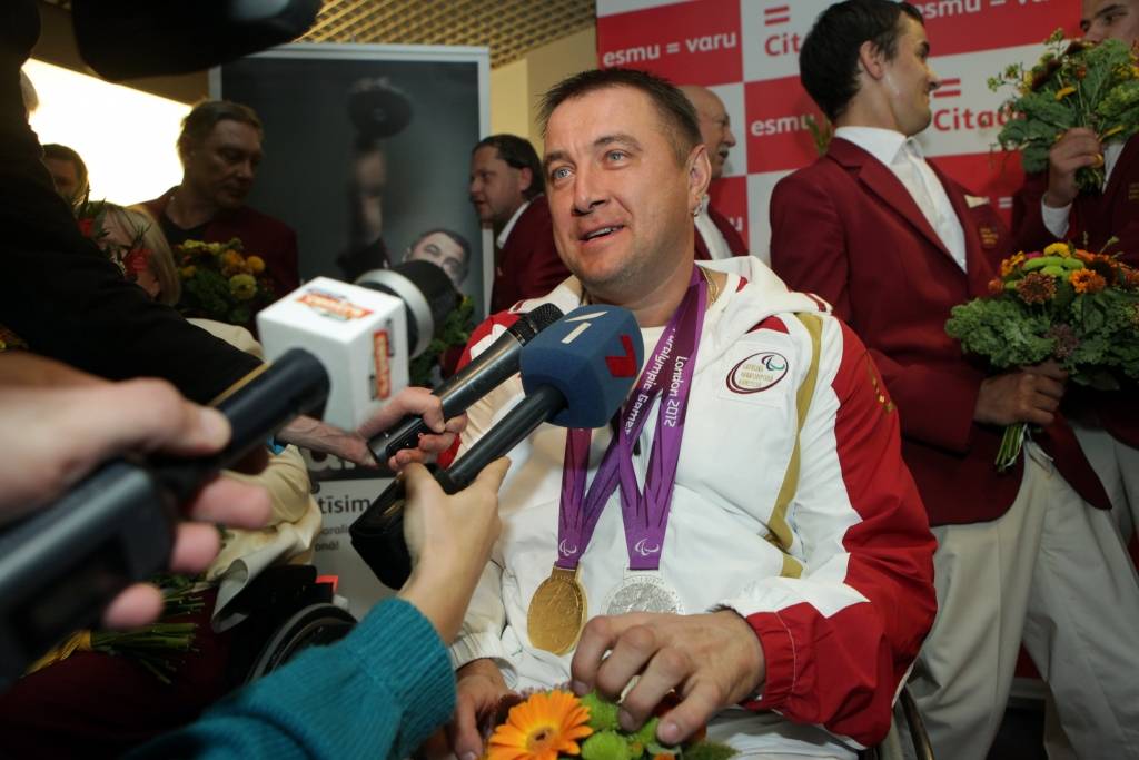 Paralimpietim Apinim ar jaunu pasaules rekordu bronzas medaļa pasaules čempionātā diska mešanā