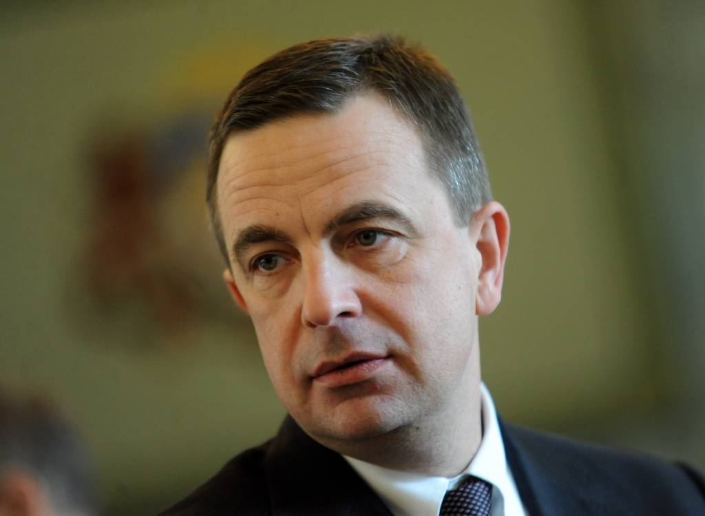 Ronis publikācijā Bloomberg: Eiro dod iespēju Latvijai izvairīties no lāča apkampieniem