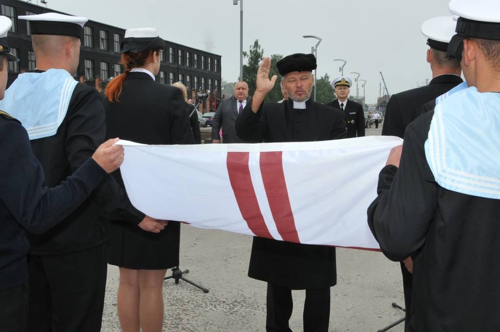 FOTO: Svinīgi paceļ karogu uz jaunā patruļkuģa "Jelgava"