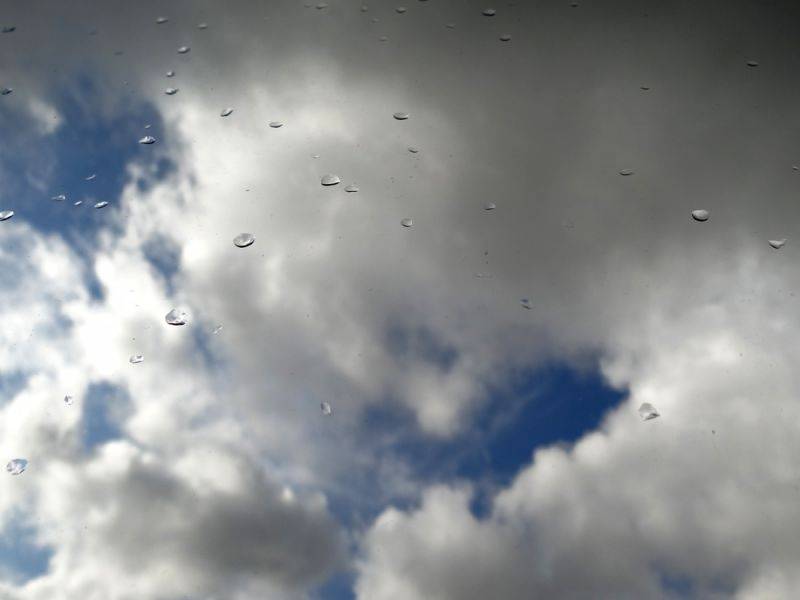 Iepriekš neprognozētu mākoņu dēļ diena atkal būs tikai mēreni silta