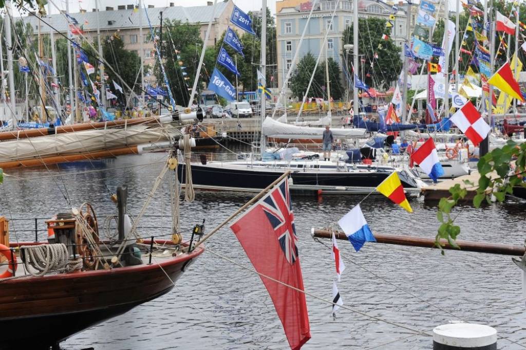 Rīga sagaidījusi burukuģu un jahtu regates dalībniekus