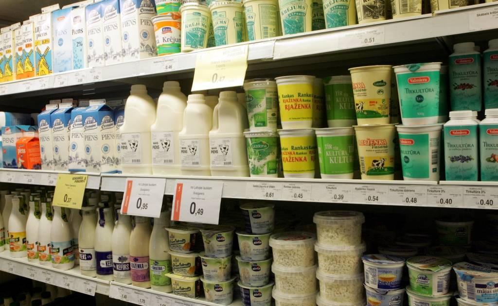 Tirgotāju asociācija: Piena cenu kāpumā tirgotājus nevar vainot