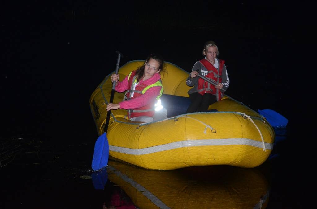 FOTO: Medzes pagasta svētkos sacenšas nakts trasē pie Baronu dīķiem