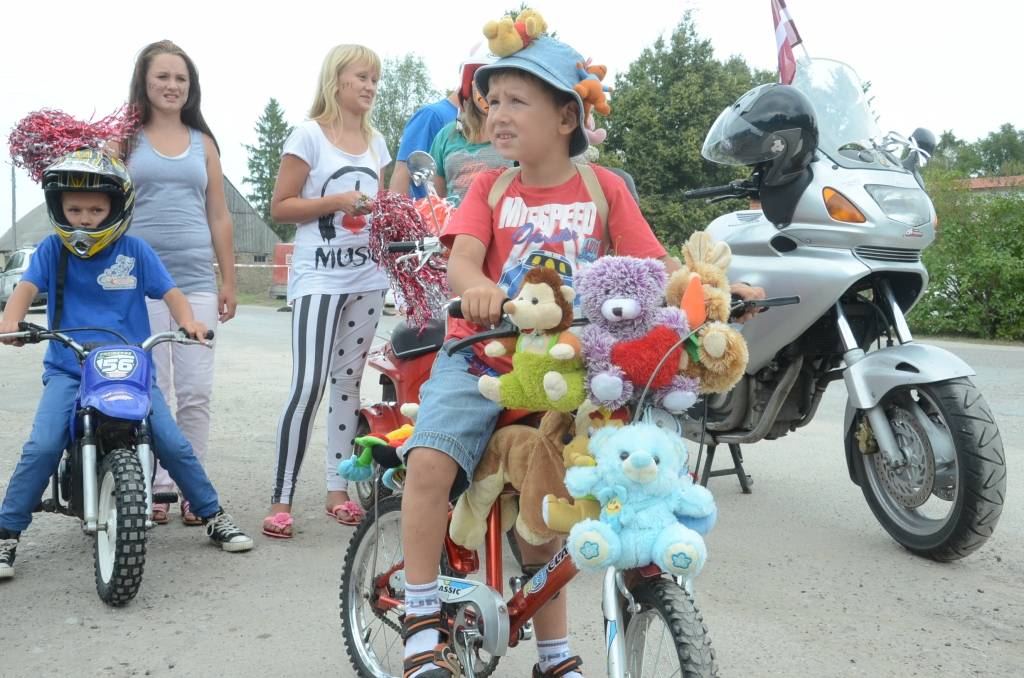 FOTO: Medzes svētku braucamrīku parādē pārsteidz spoki no Rīgas pils