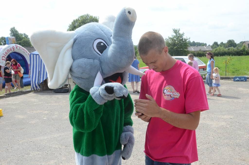 FOTO: "Vasarītis" izklaidē vaiņodniekus