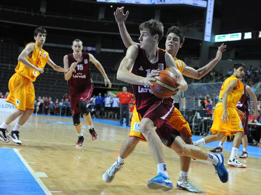 Latvijas U-18 izlase dramatiskā mačā netiek pie EČ bronzas medaļām