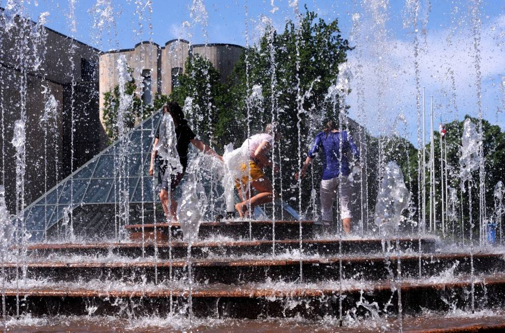 Šodien daudzviet gaidāms stiprs karstums; iespējams pērkona negaiss