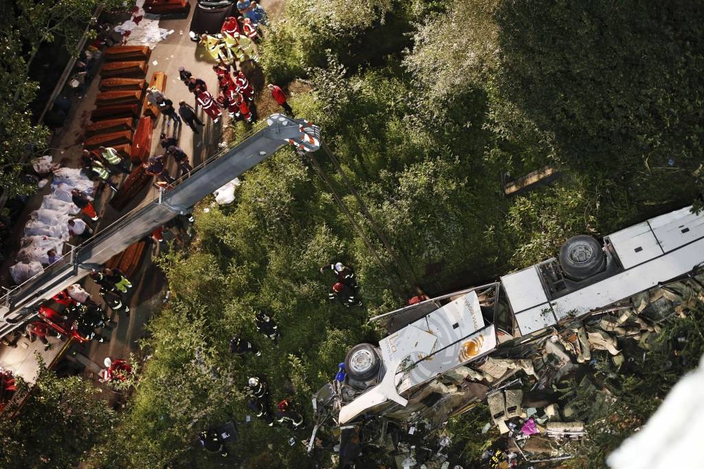 Autobusam nogāžoties no viadukta, Itālijā bojā gājuši 38 cilvēki