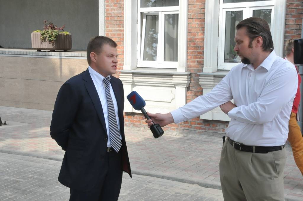 FOTO: "Metalurgu" mītiņš norit klusi