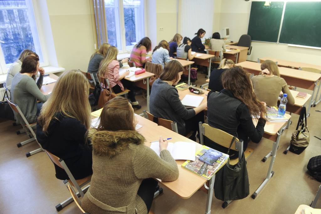 papildināta (13:50) - Valdība sola rast iztrūkstošos līdzekļus pedagogu algām