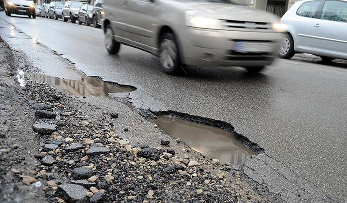 LVC: Sliktie ceļi autobraucējiem gadā izmaksā 500 miljonus latu