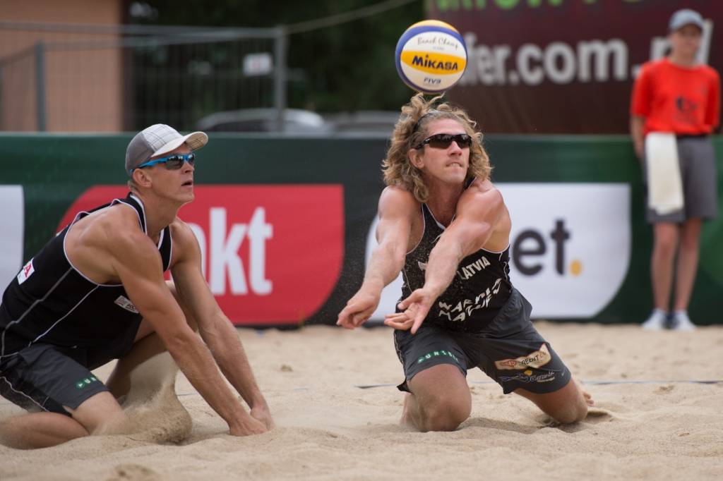 Samoilovs/J.Šmēdiņš Eiropas čempionātu sāk ar uzvaru Latvijas duelī