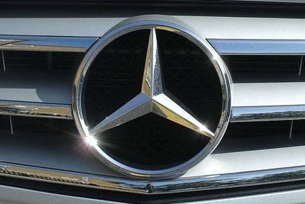 Liepājā apskādē "Mercedes" automašīnu